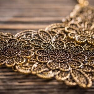 Metal feminine necklace