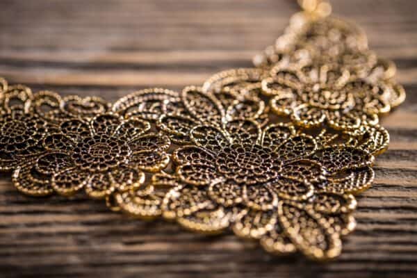 Metal feminine necklace